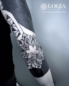 tatuaje-brazo-codo-mandala-Logia-Barcelona-Dasly 